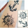 Pięknie przetworzony tymczasowy tatuaż naklejany w stylu morskim. Tatuaże naklejane z motywami steru i kotwicy dopełniają kostium w stylu marynarskim. Tatuaż jest w kolorze granatowym. 
