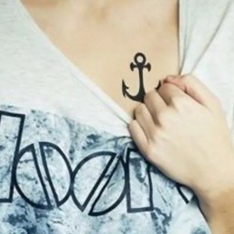 Felragasztós tetoválás tengerész, kormány, vasmacska