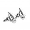 Manžetové knoflíčky v designu malá plachetnice pod plnými plachtami. Tyto manžetové knoflíčky budou pěkným dárkem pro každého milovníka sailingu, jachtingu. Manžetové knoflíčky plachetnice jako originální doplněk slavnostní košile na vyhlášení jachtaře roku. Knoflíčky plachetnice jsou vyrobeny ze slitiny nerezových kovů.