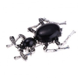 Broszka czarna chrząszcz biegacz z cyrkoniami
