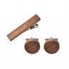 Zestaw dla mężczyzn okrągłe spinki do mankietów i spinka do krawata z drewna w różnych odcieniach. Męski zestaw dodatków doskonale wyróżnia się na koszuli, zapewniając wam doskonały wygląd. Zestaw dla mężczyzn docenią wszyscy faceci, którzy lubią klasyczne akcesoria i naturalne materiały.