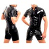 Pánsky erotický krátky catsuit je vyrobený z pružného a veľmi príjemného materiálu, ktorého lesklý povrch pôsobí dojmom latexu. Podšívku catsuit tvorí viskóza. Catsuit je vybavený zipsom, ktorý vedie o krku cez rozkrok až na bedrá. Pánsky lesklý catsuit pre spestrenie Vašich večerov.