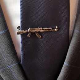 Spona na kravatu s motívom samopal AK 47