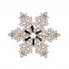 Gyönyörű és fényes bross, hópehely, gyönggyel a közepén. A hópehely bross nagyon részletesen kidolgozott és a teljes felülete fehér kövekkel van díszítve. Ez az egyedi bross feldobja téli vagy őszi ruháját és tökéletes kiegészítője kabátjának, puloverjének, zakójának, kardigánjának. A hópehely bross minden hölgynek és lánynak örömet szerez mint ajándék.