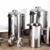 Jedinečný nerezový french press na prípravu Vašej voňavej a lahodnej kávy. Pripravte si kávu doma s rodinou, na cestách s priateľmi alebo s kolegami v kancelárii. French press je vyrobený z dvojstennej ušľachtilej nerezovej ocele 304, čo zaručí, že Váš nápoj udrží dlho v príjemnej teplote. Odolná rukoväť je odolná voči teplu a Vy si môžete svoj nápoj naliať kedykoľvek.
