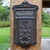 Malá litinová poštovní schránka ve vintage stylu, která dotvoří Vaše obydlí k dokonalosti. Litinová poštovní schránka s nápisem Mail Box je venkovského stylu a bude perfektní pro statek, chatu, dům. Litinová poštovní schránka je určena k zavěšení pomoci dvou otvorů nahoře a dole. Designově nestárnoucí, kvalitní a pěkně zpracovaná litinová schránka na poštu. 
