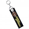 Prívesok na kľúče, kľúčenka v podobe textilnej vlajočky s motívom Harley-Davidson. Vyšívaný prívesok s motívom Harley-Davidson je veľmi kvalitne spracovaný a skvele sa hodí na batohy, kľúče do zapaľovania, pútka, alebo na zipsy búnd. Tento prívesok na kľúče by mal patriť medzi povinnú výbavu všetkých vlastníkov motocykla Harley-Davidson.0
