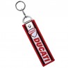 Brelok na klucze, breloczek w formie tekstylnej flagi z motywem Ducati. Haftowana zawieszka z motywem Ducati jest bardzo dobrze wykonana i idealnie pasuje do plecaka, kluczyków zapłonowych, oczek czy suwaków kurtki. Ten brelok na klucze powinien należeć do obowiązkowego wyposażenia wszystkich posiadaczy motocykli Ducati.
