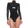 Kiváló minőségű hosszú ujjú latex body, állógallérral. A latex body kétirányú cipzárral van felszerelve, amely hátulján a nyaktól az ülepen át a köldökig fut. A latex body 100% latexből készült, ami rendkívüli érzést garantál viselése közben. Latex body az egyedülálló élményekért partnerével.