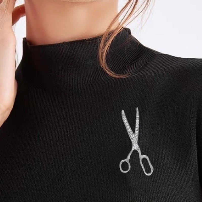 Brošňa nožnice pre kaderníčky, krajčírky, návrhárov