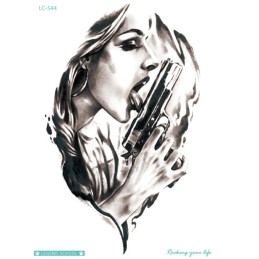 Tymczasowy czarno-biały fałszywy tatuaż kobieta z pistoletem