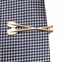 Nyakkendőkapocs keresztezett evezők motívumával