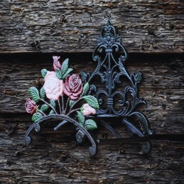 Liatinový držiak na záhradnú hadicu, dekoratívny, ruža