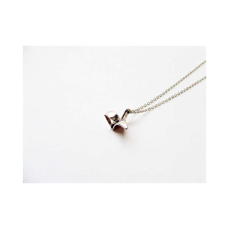 Medál madár láncon