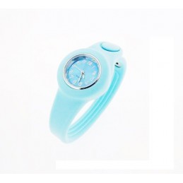 Světle modré hodinky ze silikonu