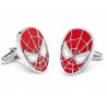 Spinki do mankietów Spiderman  są wyprodukowane ze stopu jakościowych stali nierdzewnych i są w srebrnym wykonaniu z połączeniem koloru czerwonego i białego. Spinki do mankietów Spiderman będą śmiesznym prezentem dla mężczyzny. Te spinki do mankietów będą perfekcyjnie wyglądać na każdej koszuli. 